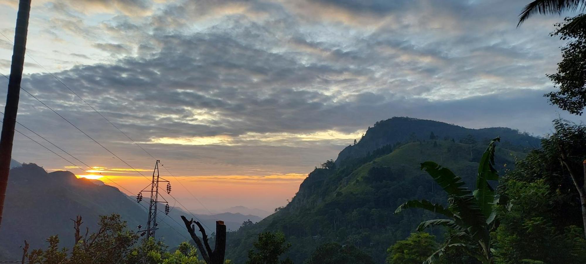 Meditation Monastery Stay เอลลา ภายนอก รูปภาพ